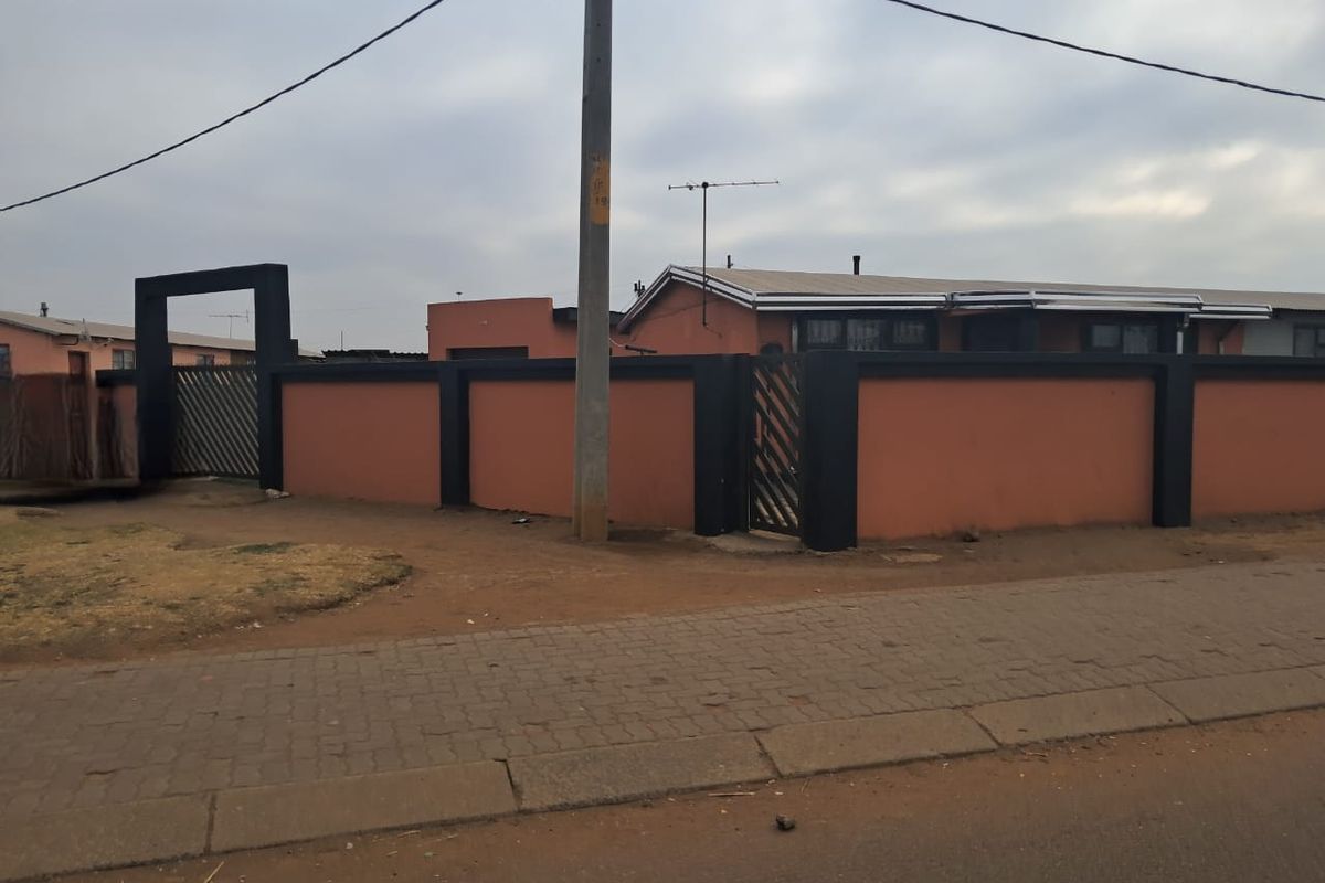 Refurbished 2-Bedroom Family Home for Sale in Bophelong. - Photo 4