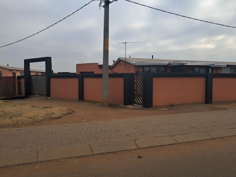 Refurbished 2-Bedroom Family Home for Sale in Bophelong. - Photo 4