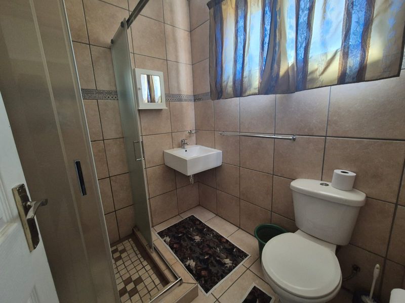 Income-Generating Guesthouse | 4 Chalets + Main House | 50-100m from Vaal Dam! - Photo 6