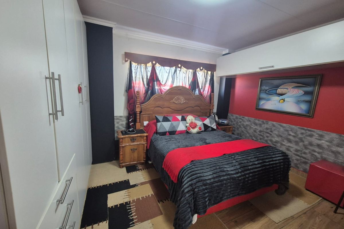 Income-Generating Guesthouse | 4 Chalets + Main House | 50-100m from Vaal Dam! - Photo 5