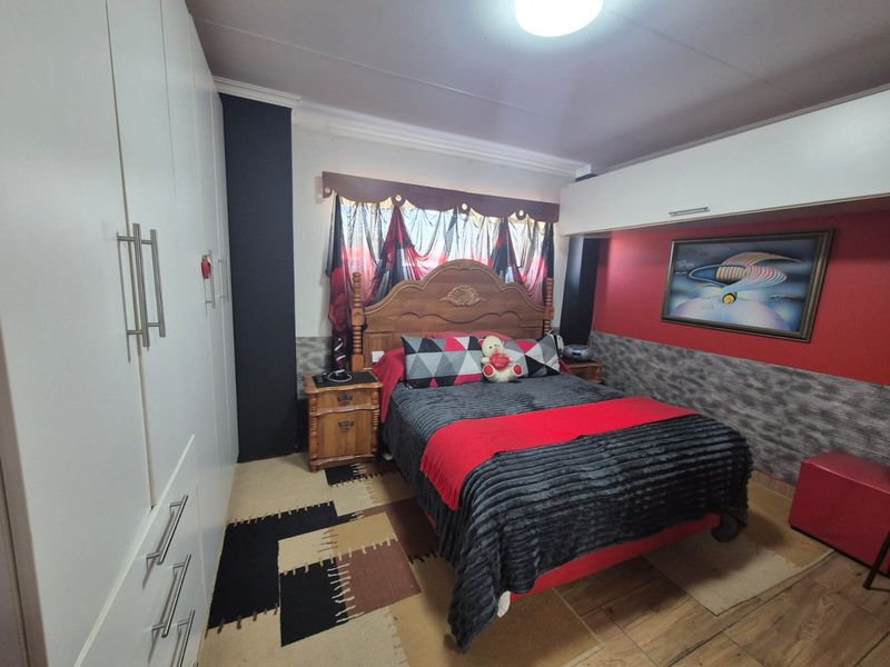 Income-Generating Guesthouse | 4 Chalets + Main House | 50-100m from Vaal Dam! - Photo 5