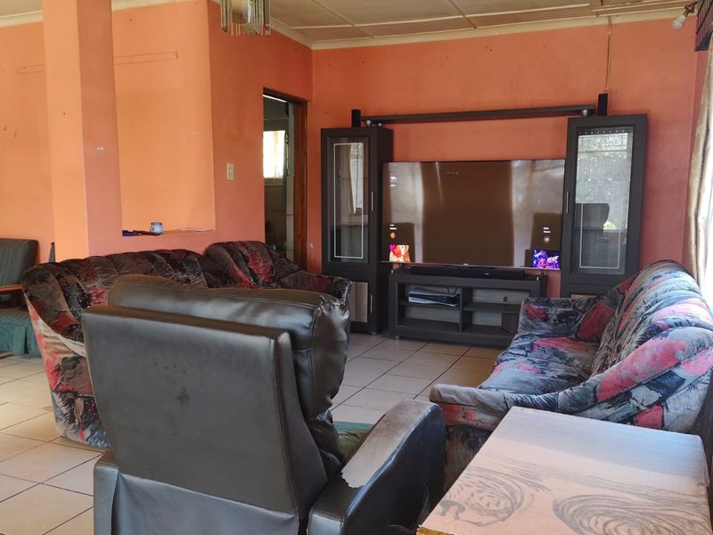 Family Home with Great Potential in Sasolburg - Photo 3
