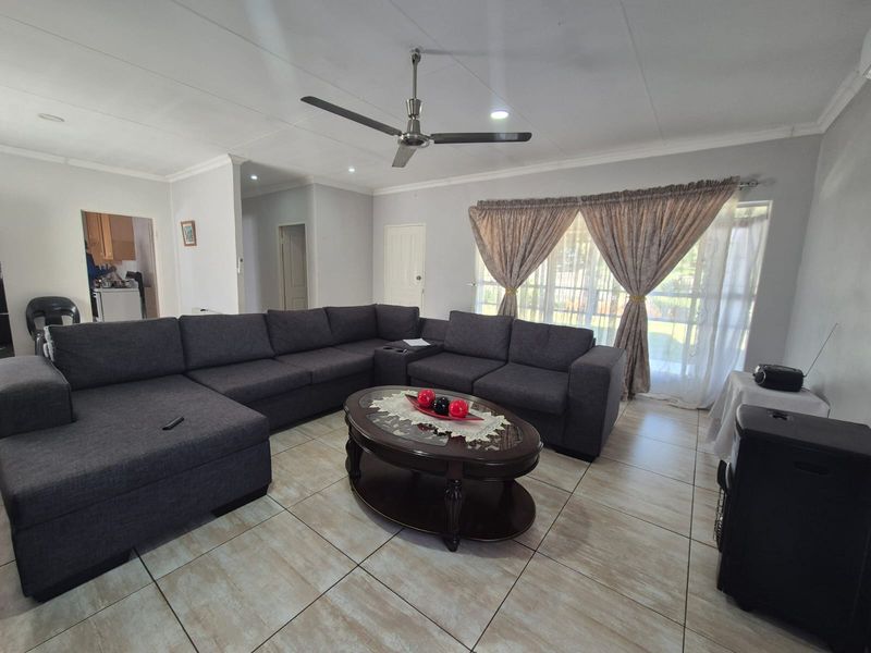 Neat Home in great condition, Perfect for Families or Investors! - Photo 1
