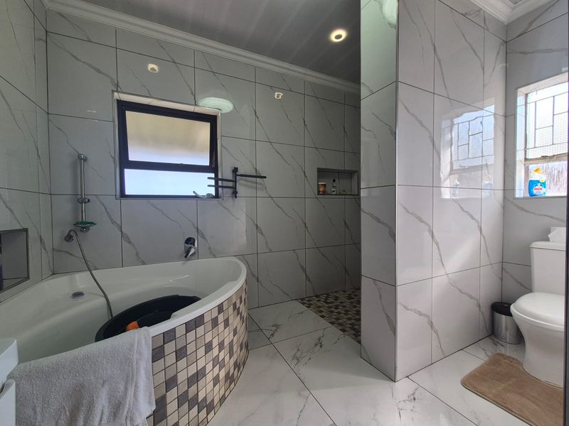 Neat Home in great condition, Perfect for Families or Investors! - Photo 2