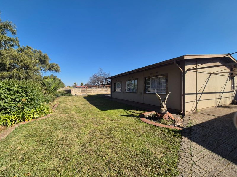 Neat Home in great condition, Perfect for Families or Investors! - Photo 8