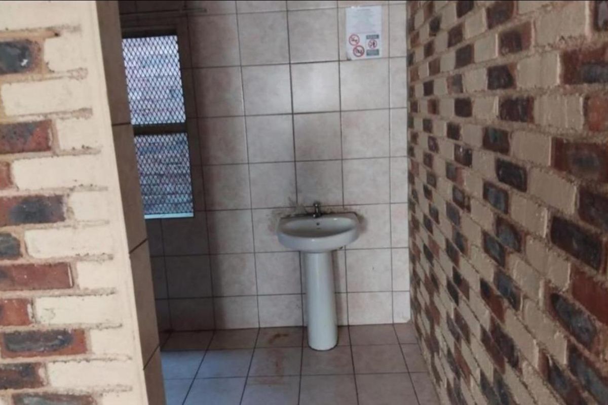 Large 12-Bedroom investment Property for Sale n Brakpan Central. - Photo 4