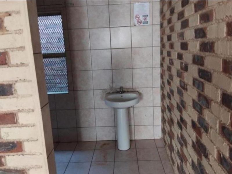 Large 12-Bedroom investment Property for Sale n Brakpan Central. - Photo 4