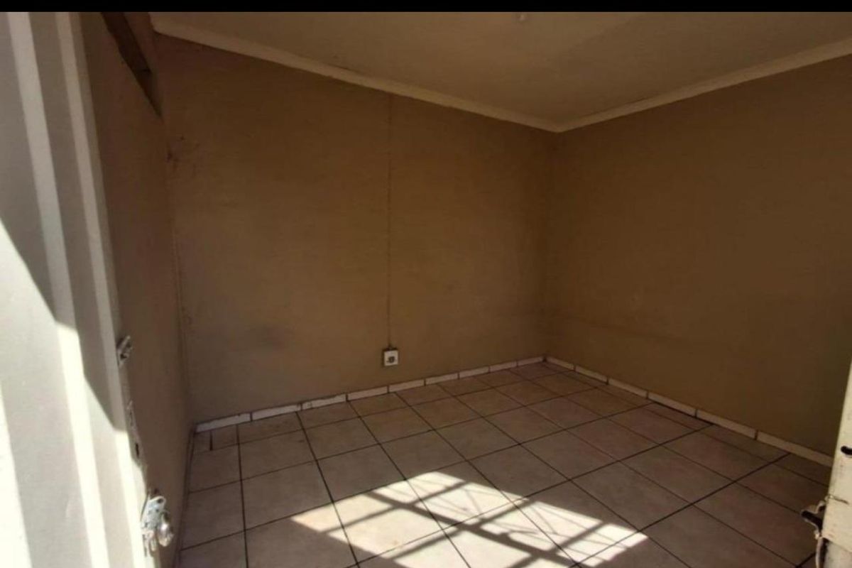 Large 12-Bedroom investment Property for Sale n Brakpan Central. - Photo 5