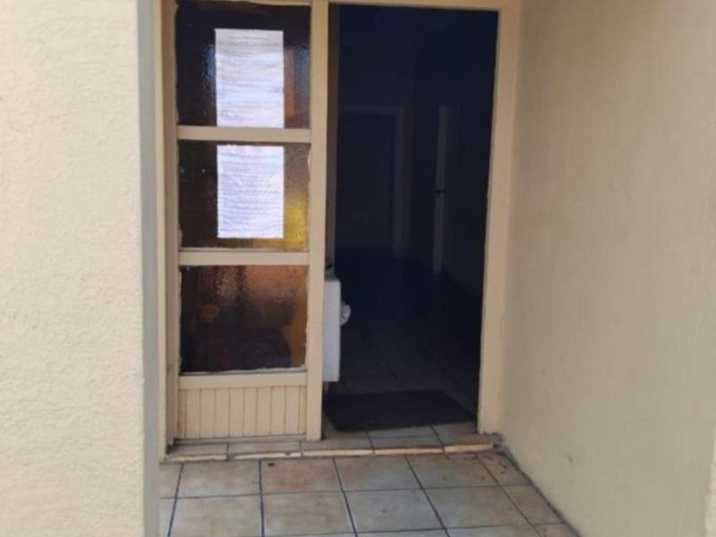 Large 12-Bedroom investment Property for Sale n Brakpan Central. - Photo 3