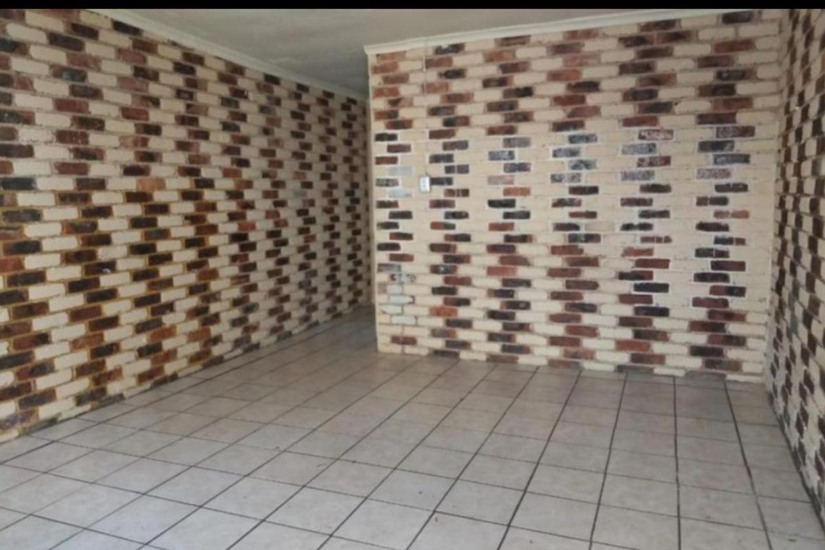 Large 12-Bedroom investment Property for Sale n Brakpan Central. - Photo 2