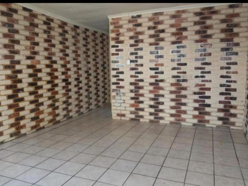 Large 12-Bedroom investment Property for Sale n Brakpan Central. - Photo 2