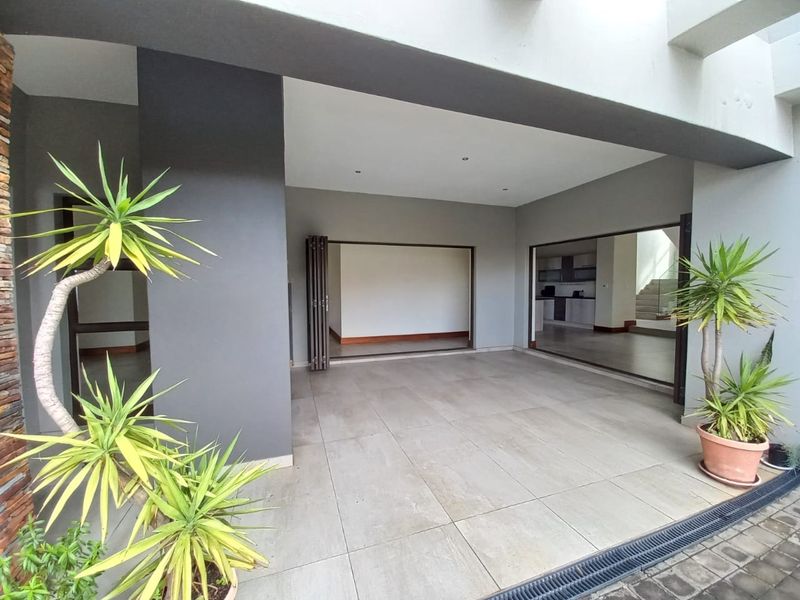 5 Bedroom Home Helderwyk Estate - Photo 2