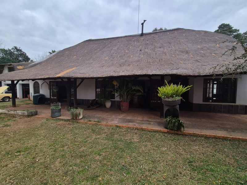 Impressive family home on over 3500m2 stand with space, privacy, and multiple income/guest options. - Photo 1
