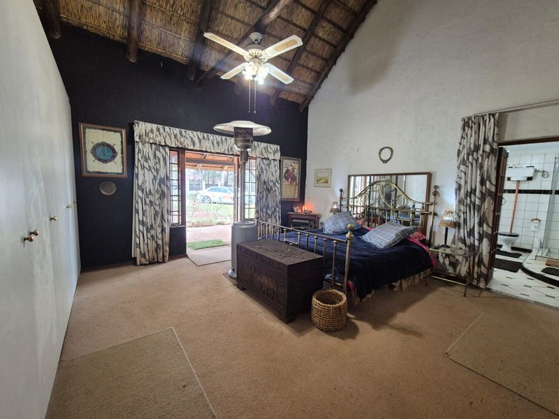 Impressive family home on over 3500m2 stand with space, privacy, and multiple income/guest options. - Photo 10
