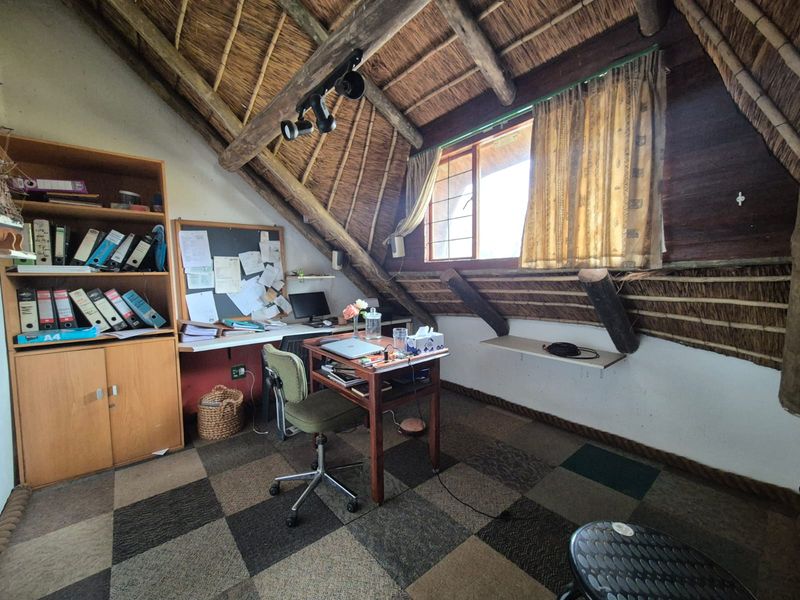 Impressive family home on over 3500m2 stand with space, privacy, and multiple income/guest options. - Photo 9