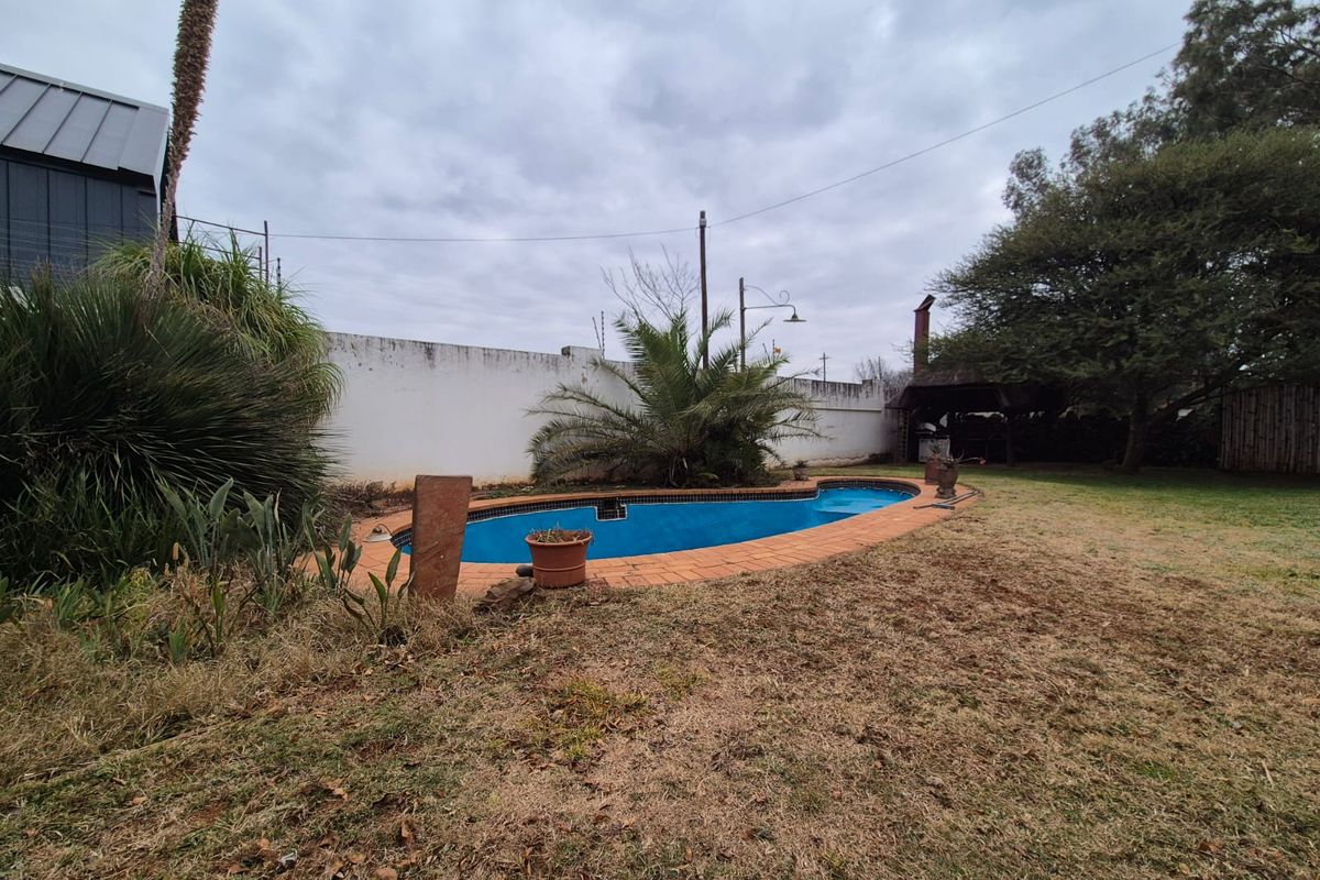 Impressive family home on over 3500m2 stand with space, privacy, and multiple income/guest options. - Photo 4