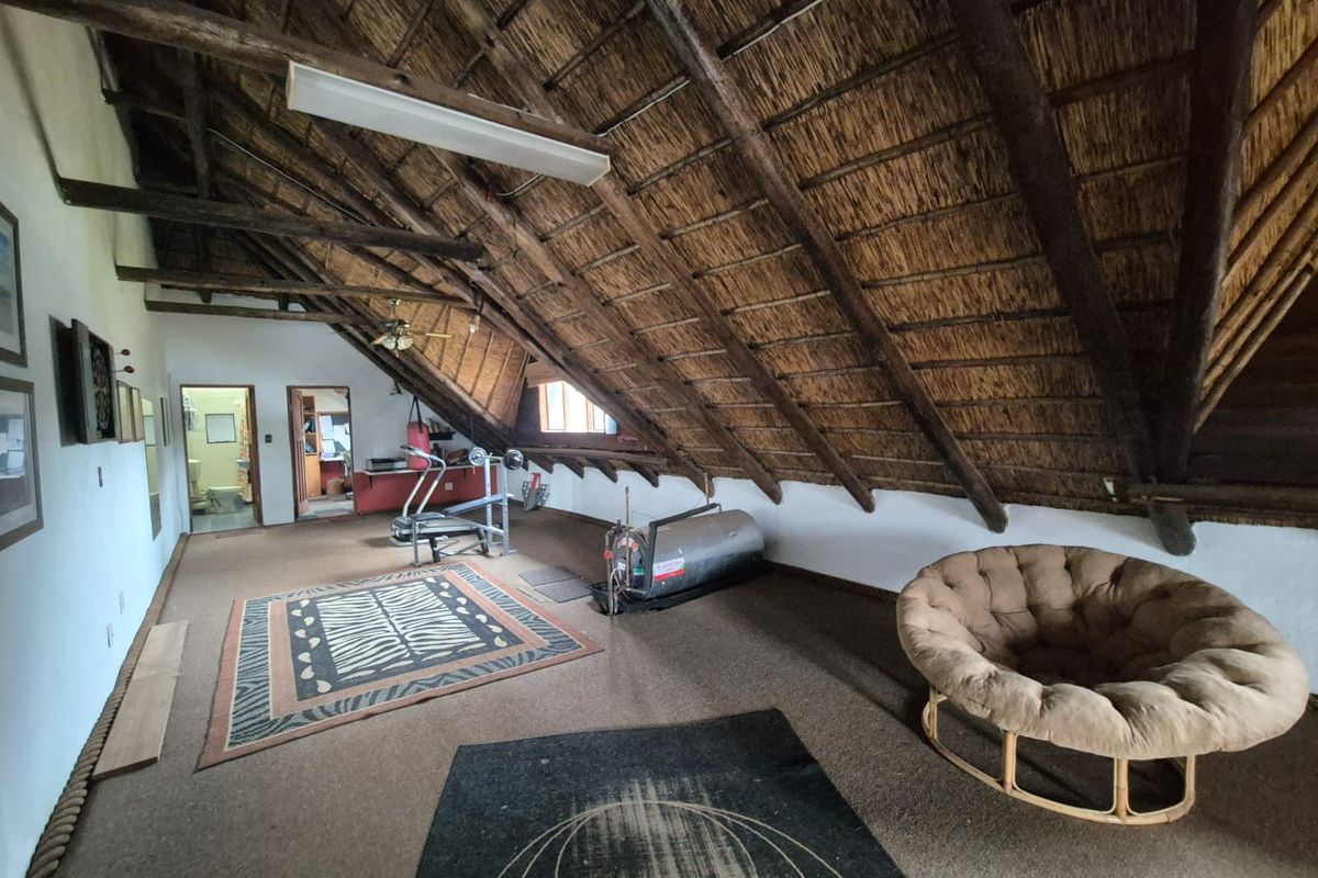 Impressive family home on over 3500m2 stand with space, privacy, and multiple income/guest options. - Photo 3