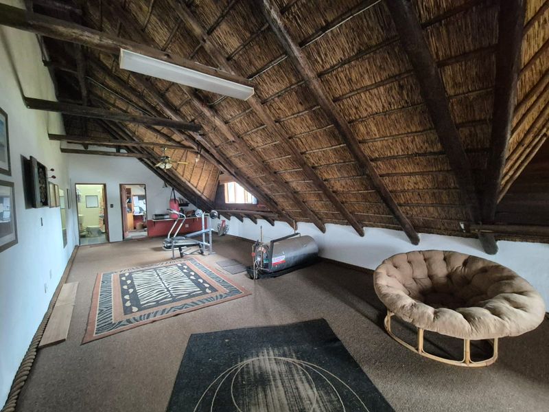 Impressive family home on over 3500m2 stand with space, privacy, and multiple income/guest options. - Photo 3