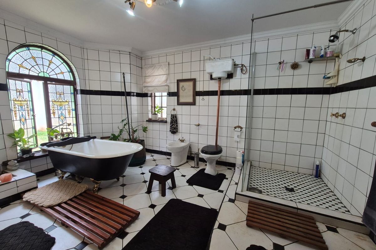 Impressive family home on over 3500m2 stand with space, privacy, and multiple income/guest options. - Photo 5
