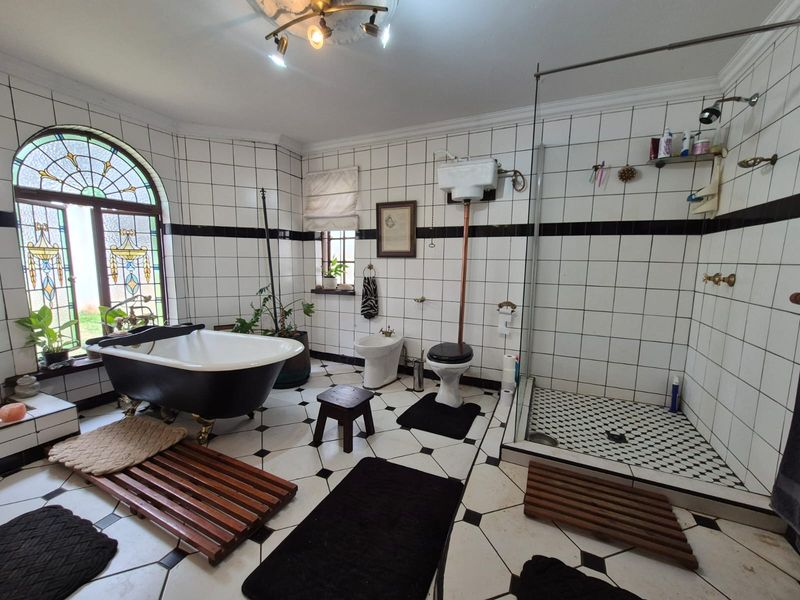 Impressive family home on over 3500m2 stand with space, privacy, and multiple income/guest options. - Photo 5
