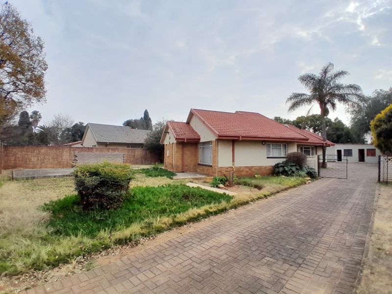 Spacious 3-Bedroom Home with Endless Potential. - Photo 1