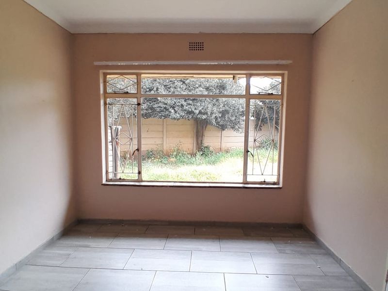 Spacious 3-Bedroom Home with Endless Potential. - Photo 10