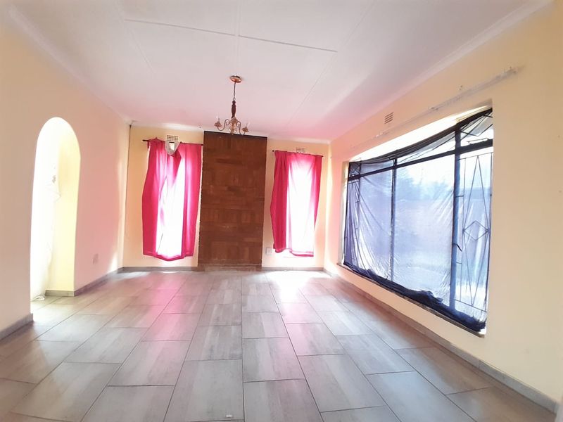 Spacious 3-Bedroom Home with Endless Potential. - Photo 9