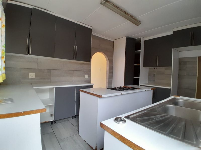 Spacious 3-Bedroom Home with Endless Potential. - Photo 8