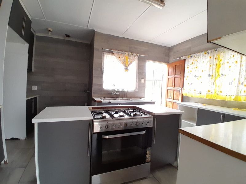 Spacious 3-Bedroom Home with Endless Potential. - Photo 7