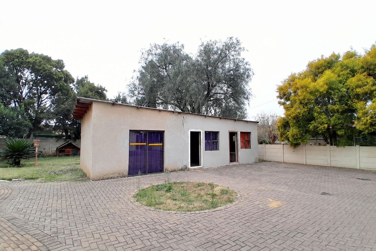 Spacious 3-Bedroom Home with Endless Potential. - Photo 3