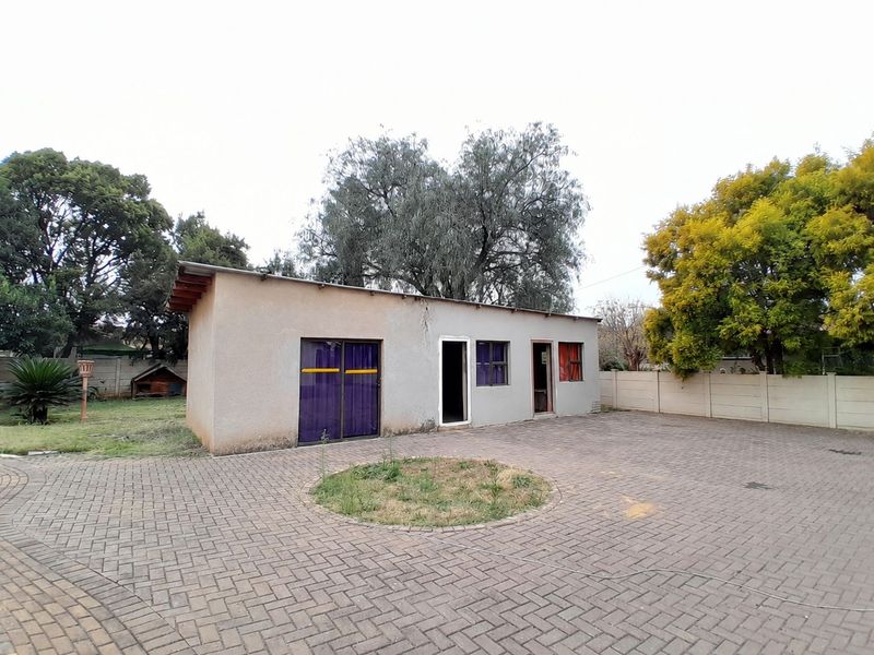 Spacious 3-Bedroom Home with Endless Potential. - Photo 3