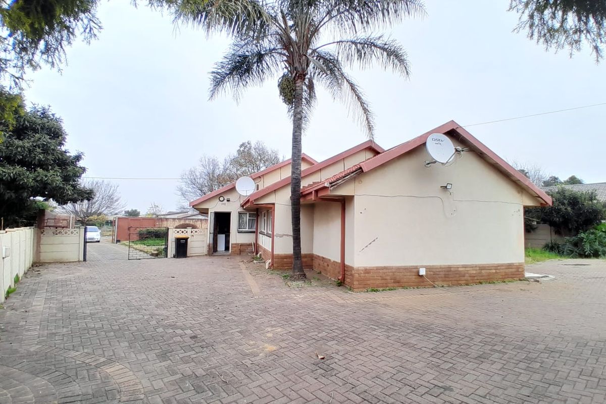 Spacious 3-Bedroom Home with Endless Potential. - Photo 4