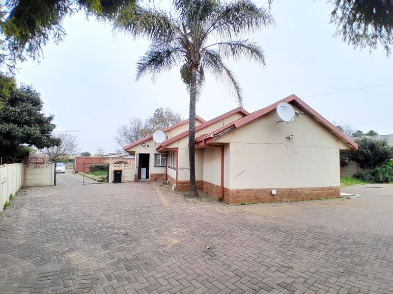 Spacious 3-Bedroom Home with Endless Potential. - Photo 4