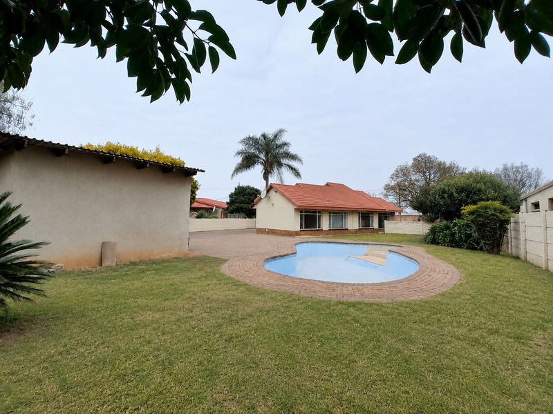 Spacious 3-Bedroom Home with Endless Potential. - Photo 2