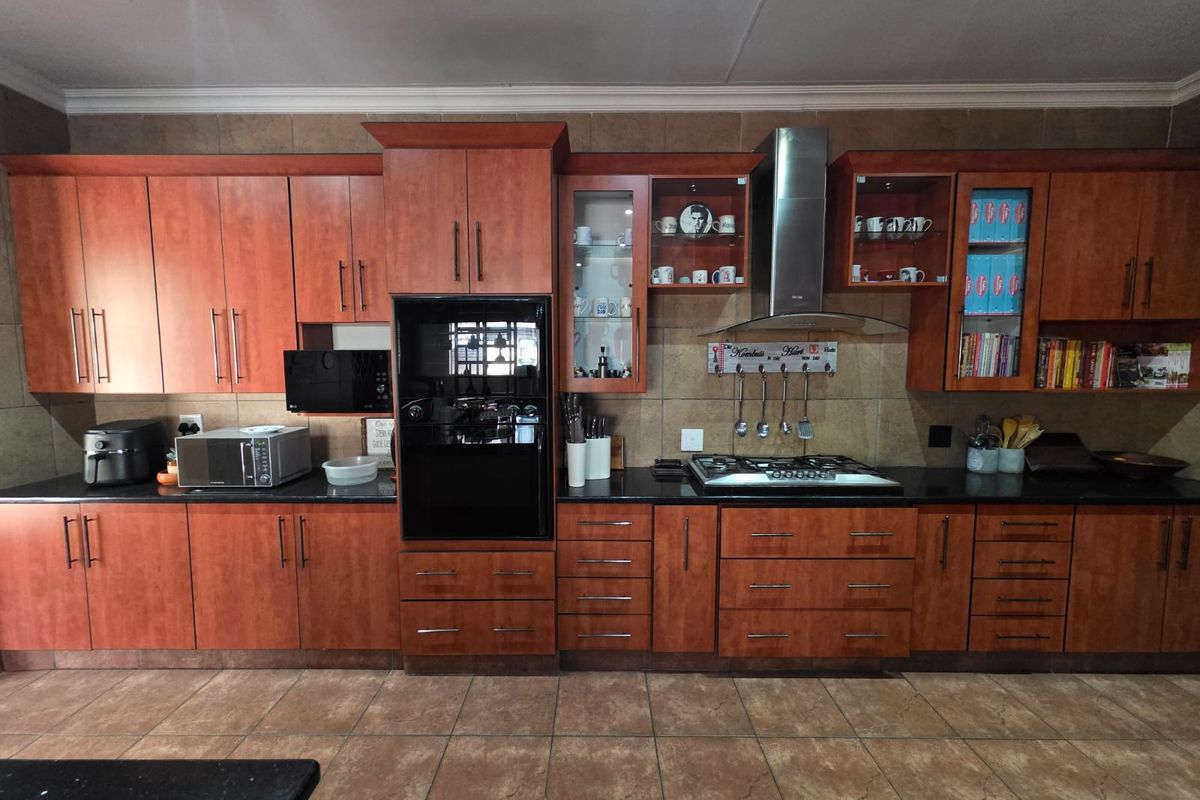 STUNNING FAMILY HOME WITH FLAT FOR SALE IN SASOLBURG - Photo 4
