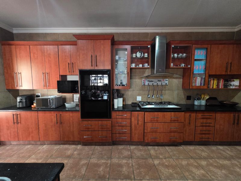 STUNNING FAMILY HOME WITH FLAT FOR SALE IN SASOLBURG - Photo 4