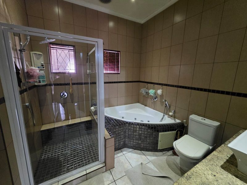 STUNNING FAMILY HOME WITH FLAT FOR SALE IN SASOLBURG - Photo 9