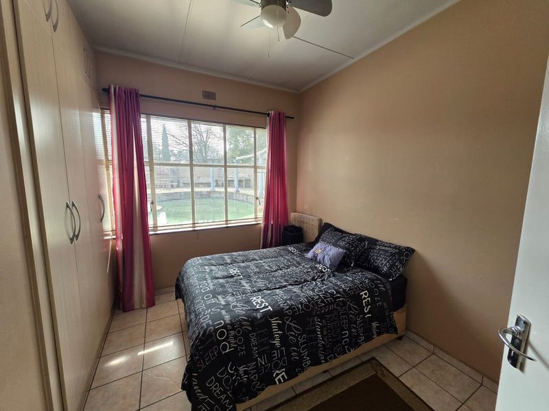 STUNNING FAMILY HOME WITH FLAT FOR SALE IN SASOLBURG - Photo 8
