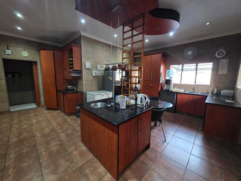 STUNNING FAMILY HOME WITH FLAT FOR SALE IN SASOLBURG - Photo 6