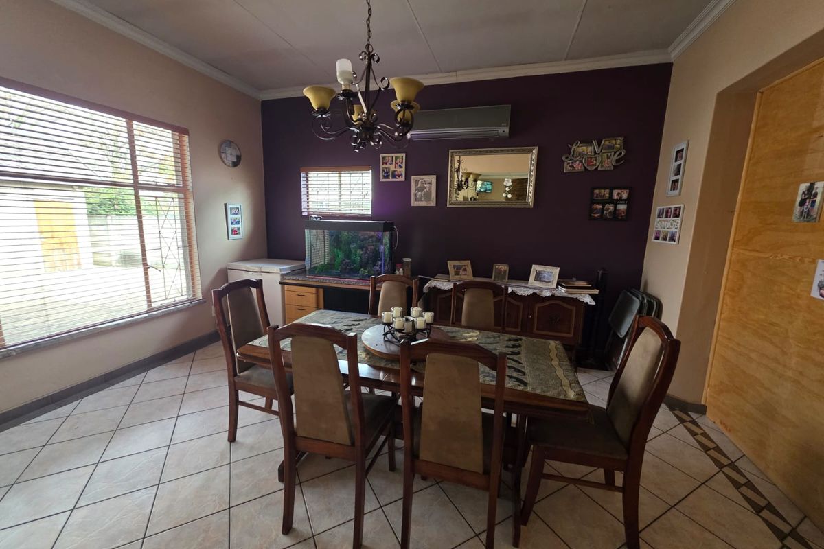 STUNNING FAMILY HOME WITH FLAT FOR SALE IN SASOLBURG - Photo 3