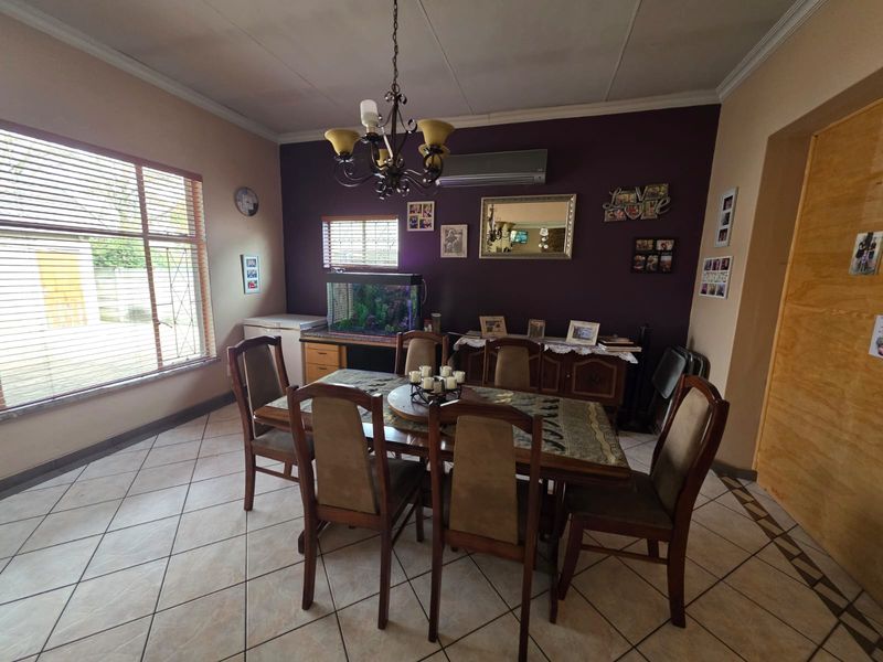 STUNNING FAMILY HOME WITH FLAT FOR SALE IN SASOLBURG - Photo 3