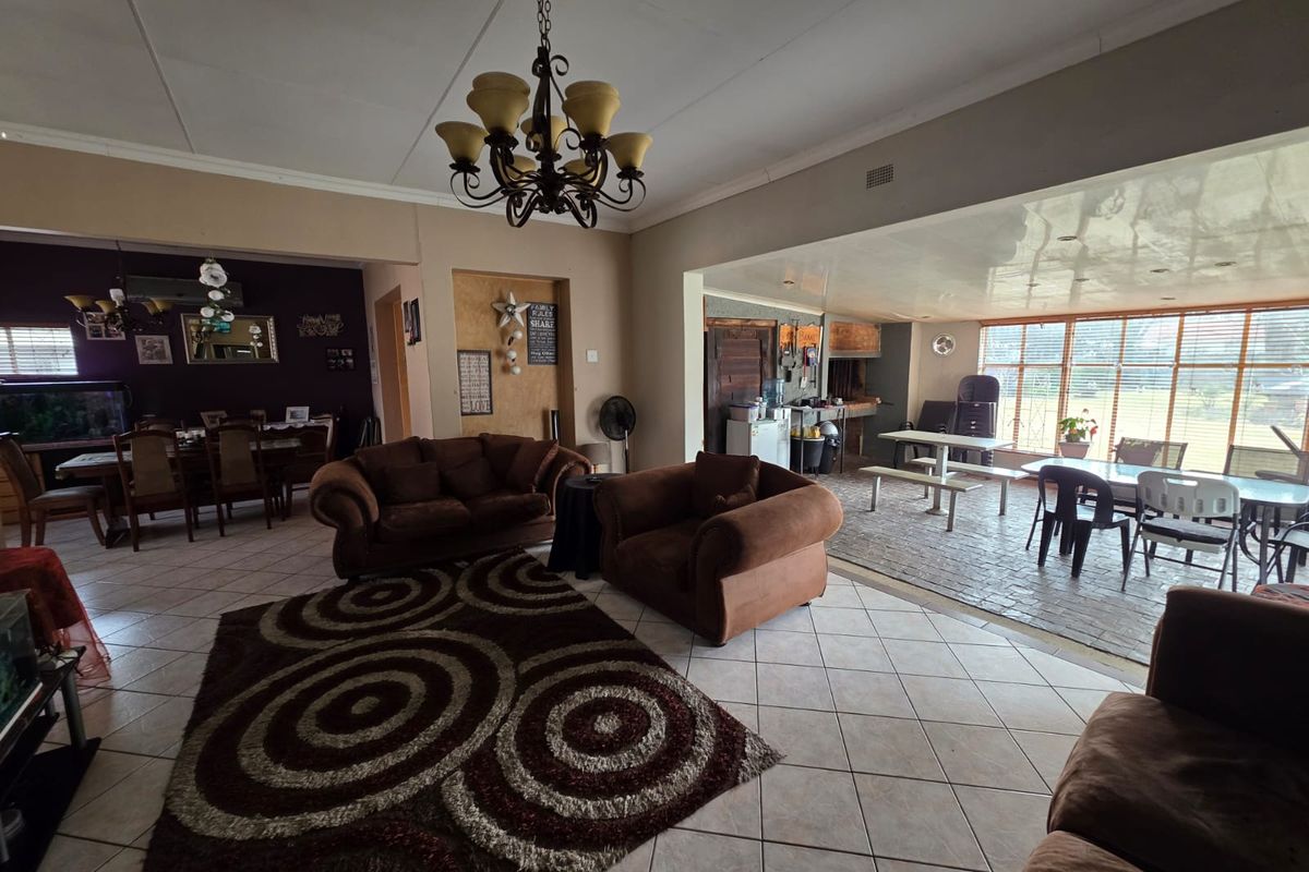 STUNNING FAMILY HOME WITH FLAT FOR SALE IN SASOLBURG - Photo 2