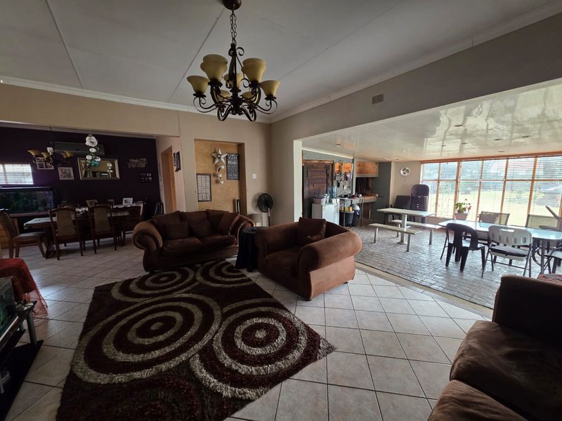 STUNNING FAMILY HOME WITH FLAT FOR SALE IN SASOLBURG - Photo 2