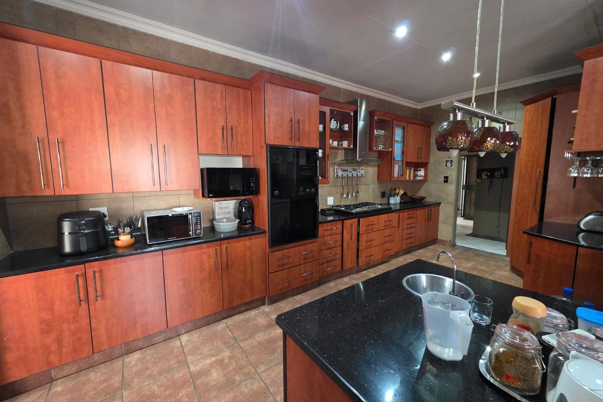 STUNNING FAMILY HOME WITH FLAT FOR SALE IN SASOLBURG - Photo 5