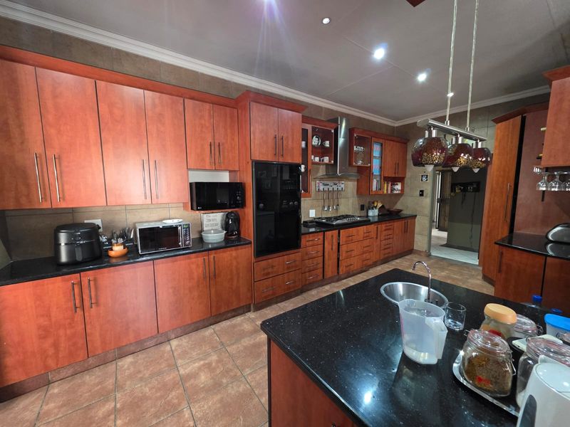 STUNNING FAMILY HOME WITH FLAT FOR SALE IN SASOLBURG - Photo 5