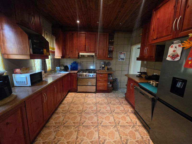 COZY FAMILY HOME FOR SALE IN SASOLBURG - Photo 3