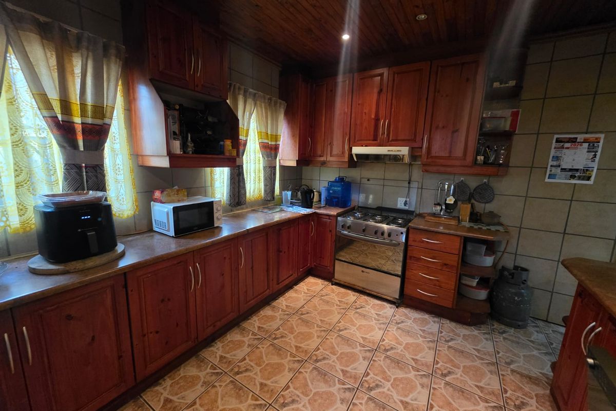 COZY FAMILY HOME FOR SALE IN SASOLBURG - Photo 4