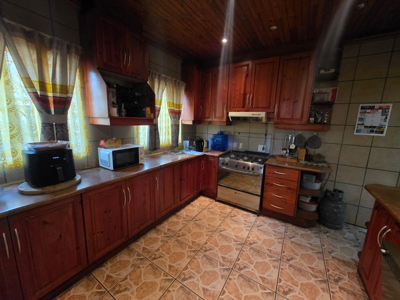 COZY FAMILY HOME FOR SALE IN SASOLBURG - Photo 4