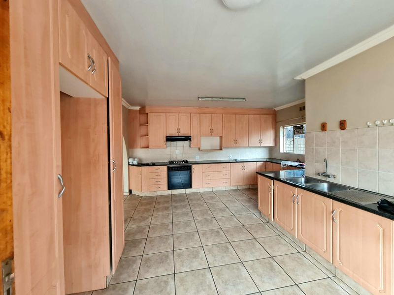 Spacious family home situated on a generous 874m2 stand, offering comfort, convenience. - Photo 1