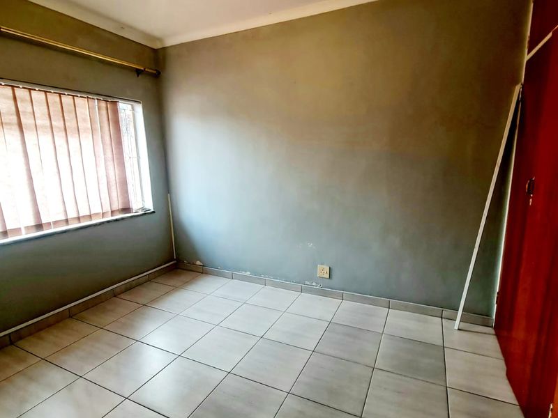 Spacious family home situated on a generous 874m2 stand, offering comfort, convenience. - Photo 10
